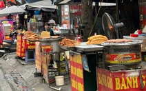 Thức ăn không che đậy, người bán không đeo găng tay đầy đường phố