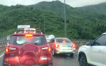 Ùn tắc khu vực hầm Đèo Cả, cảnh sát giao thông căng mình điều tiết