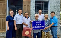 Bạn đọc báo Tuổi Trẻ hỗ trợ 2 vợ chồng già vùng lũ có nhà mới ngay dịp Tết