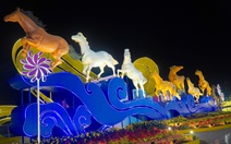 Người dân chen chân xem "đàn ngựa phi nước đại" tại đường hoa tỉnh Đồng Tháp