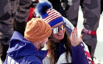 VĐV Mỹ được bạn trai cầu hôn ngay tại vạch đích Olympic