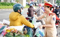 Cảnh sát giao thông Đồng Nai tiếp nước, khăn lạnh miễn phí cho người dân về quê đón Tết