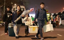 5h30 sáng 27 Tết, công nhân xếp hàng lên chuyến xe '0 đồng' về quê