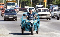 Dân Cuba chuyển sang đi xe điện dù điện cũng chập chờn