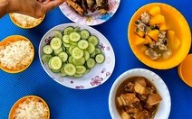 Ngày Tết của ngư dân trên biển: Cũng đủ thịt kho, canh hầm, chờ về đón Tết muộn