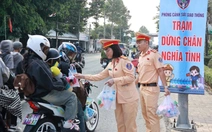 Công an Đồng Tháp tặng sữa, nước suối cho dân miền Tây về quê đón Tết