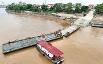 Vụ trụ cầu sông Lô trơ lõi thép: Quân đội lắp cầu phao qua sông Lô