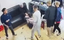 Nhóm người cầm súng xông vào quán cắt tóc đòi tiền chiều 27 Tết: Khởi tố 3 người tội cướp tài sản
