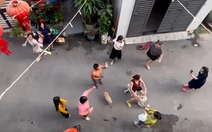 Cả xóm ra đường nhảy múa mừng đón Tết