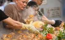 Gà lễ ngậm hoa hồng chạm mốc 1 triệu đồng/con, chợ Hà Nội 'nóng' ngày 29 Tết