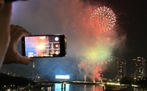 Người dân đổ về trung tâm các thành phố lớn chờ đón thời khắc giao thừa