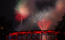 Người dân, du khách đổ về trung tâm các thành phố lớn đón giao thừa