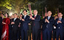 Tổng Bí thư Tô Lâm dâng hương tại tượng đài Vua Lý Thái Tổ và chúc Tết nhân dân thủ đô Hà Nội