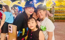 Người dân đổ về trung tâm vui chơi, nhiều nơi đã bắn pháo hoa sớm trước giao thừa