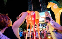 Người dân đổ về trung tâm vui chơi, nhiều nơi đã bắn pháo hoa sớm trước giao thừa