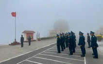 Đặc biệt thiêng liêng lễ chào cờ ngày đầu năm mới ở đỉnh núi mịt mù sương