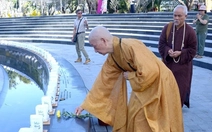 Hòa thượng Thích Trí Quảng tưởng niệm đồng bào tử vong vì COVID-19 tại công viên số 1 Lý Thái Tổ