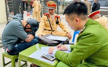 Chạy xe máy không biển số, thanh niên tông thẳng vào cảnh sát tại chốt đo nồng độ cồn