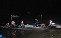 Xuyên đêm tìm người mất tích sau vụ lật đò chở 7 người trên sông Gianh