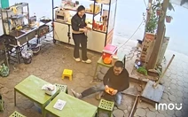 Thanh niên ngã chổng vó vẫn quyết giữ bằng được bát xôi trên tay