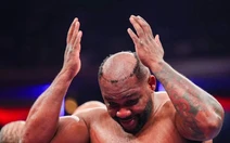 Võ sĩ bị đánh thành... 'đầu hói' trong một khoảnh khắc chưa từng thấy trong làng quyền anh