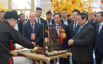 Thủ tướng nếm xôi cốm, kẹo cu đơ, trải nghiệm viết thư pháp tại Hội chợ Mùa Xuân