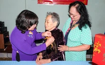 Trao huy hiệu 65 năm tuổi Đảng cho nguyên Giám đốc Trường Đảng Nguyễn Văn Cừ