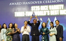 Ông Hồ Quang Cua nâng cúp ‘Gạo ngon nhất thế giới’ ngay tại Cần Thơ