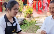 Nữ nhân viên quê một cục khi được khách mời ăn