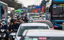 Dòng xe ùn ứ hơn 4km chờ tiến vào Hà Nội, bến xe đông kín người dù chưa hết nghỉ Tết