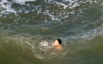 Cha mất tích, con trai tử vong khi tắm biển Mỹ Khê mùng 5 Tết, một bé gái được cứu sống