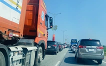Cao tốc thi công mở rộng, xe nối đuôi thành hàng dài trên quốc lộ 1 qua miền Trung