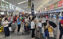 Mùng 5 Tết, sân bay Tân Sơn Nhất duy trì đón 170.000 lượt khách, vé máy bay vào Nam đắt đỏ