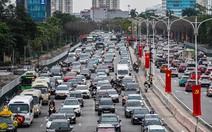 Xe cộ ùn ùn hướng về Hà Nội, cao tốc phân luồng cho xe đi ngược chiều để giảm tải