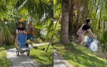 Cô gái đạp xích lô đi vào lòng ao