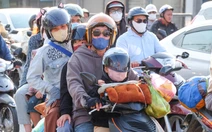 Người dân lỉnh kỉnh đồ đạc trên xe trở lại TP.HCM sau kỳ nghỉ Tết