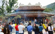Mùng 6 Tết, hàng ngàn người dân đến chiêm bái ngôi đền thiêng dưới chân đèo Ngang