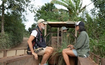 Khách Tây check-in buôn cổ, lên máy cày đi làm rẫy