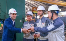 Sau Tết, công nhân rộn ràng nhận lì xì, doanh nghiệp tất bật đơn hàng mới