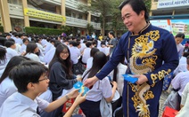 Lì xì đầu năm, thầy hiệu trưởng ở TP.HCM gửi thông điệp khiến học sinh bất ngờ