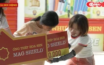 Lâm Bảo Ngọc hạnh phúc khi em nhỏ rút được tấm bảng có giá trị cao