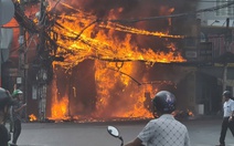 Cháy lớn cửa hàng bán đồ gỗ trên đường Đỗ Xuân Hợp