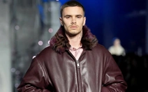 Romeo Beckham catwalk tại Tuần lễ thời trang London giữa lúc Brooklyn đoạn tuyệt gia đình