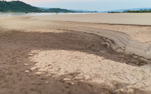 Mực nước sông Mekong xuống thấp kỷ lục, người dân Thái đi bộ được qua Lào