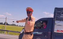 Mẹ quay cảnh cho vui tình cờ quay luôn CSGT Đồng Tháp chỉ đường cho dân 'thân thiện quá cưng'