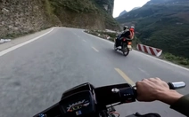 Quái xế phóng nhanh, vượt ẩu trên đèo nhận bài học nhớ đời