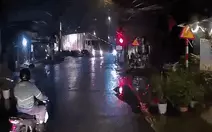 Tàu SE3 húc xe đầu kéo văng xa hàng chục mét giữa đêm mưa ở Hà Nội, tài xế mắc kẹt trong cabin