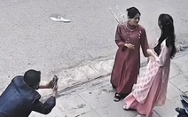 Hai cô gái hú hồn chim én khi nhờ 'ông chú' chụp hình