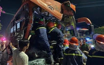 Giải cứu tài xế xe khách mắc kẹt trong cabin sau khi tông đuôi xe đầu kéo