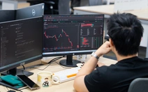 Bị 'xả' mạnh giữa phiên, VN-Index vẫn ngược dòng giữ mốc 1.880 điểm